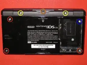 Desmontando la parte baja de una Nintendo DS Lite