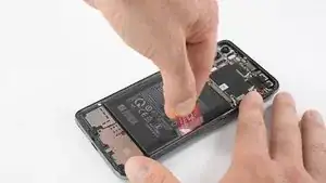 La batería es muy fácil de remover. Al igual que <a href="../../home/external_content?url=/Desmontaje/OnePlus%252B8%252BPro%252BTeardown/133351">otros</a> <a href="../../home/external_content?url=/Gu%25C3%25ADa/Reemplazo%252Bde%252Bla%252Bbater%25C3%25ADa%252Bdel%252BOnePlus%252B5T/102745%2523s262662">modelos</a> <a href="../../home/external_content?url=/Desmontaje/OnePlus%252B7T%252BTeardown/127509">OnePlus</a>  <a href="../../home/external_content?url=https%3A//www.youtube.com/watch%3Fv%3D9IlG4X0ymFk">antes</a> del Nord, viene con una práctica lengüeta para retirar la batería de forma cómoda.