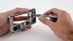 La gente en todo el mundo nos pregunta cómo quitar una placa madre. Bueno, así es como se quita una placa madre de un Samsung Galaxy S5 Mini con un destornillador de precisión