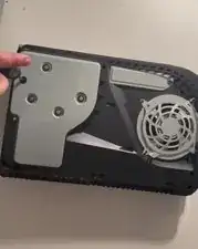 Usa el destornillador como llave para girar el tornillo dentro de la etiqueta negra en el sentido de las agujas del reloj.