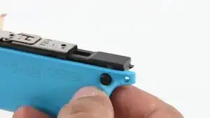 Ha habido <a href="../../home/external_content?url=https%3A//www.reddit.com/r/Games/comments/5wi0ya/nintendo_switch_joycons_latching_mechanism/" rel="nofollow noopener noreferrer">rumores</a> tempranos de problemas de durabilidad con el mecanismo de riel para las unidades Joy-Con, por lo que hacemos una pausa para verlo más de cerca.