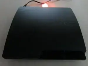 NOTA: La vela solo está detrás de la PS3 con fines de demostración. NO pongas llamas abiertas al lado de tu consola. El video solo podía durar 30 segundos, por lo que ya tenía mi sistema desconectado cuando comencé a grabar para que el video tuviera la restricción de tiempo.