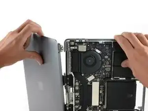 Reemplazo del ensamblaje de pantalla MacBook 13" con Barra Táctil de finales 2016