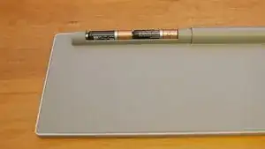 El clic sólido del compartimiento de la batería.