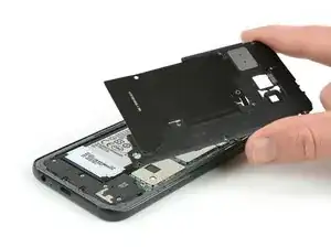 Reemplazo de la tapa de la placa madre, antena NFC y altavoz en el Samsung Galaxy A5 (2017)