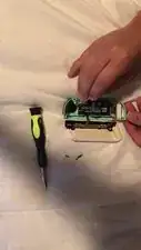 Usa las Pinzas para levantar el botón ZL un poco, luego arrástralo hacia arriba y colócalo de nuevo en su lugar.