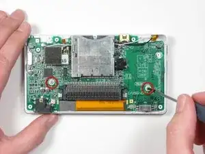 Quitar los tornillos de la placa lógica de Nintendo DS Lite