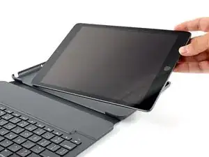 Cómo remover un iPad de un Logitech Slim Folio