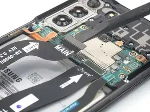 Cómo desconectar el cable flex de la pantalla en el Samsung Galaxy S21 Plus