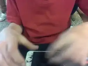 Necesitarás una herramienta de calor para que se desprenda bien la pantalla ya que vamos a utilizar objetos del hogar, necesitaremos tener un secador o secador de pelo