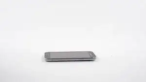 Dun-dun ... Dun-dun ... Las mandíbulas de nuestro <a href="../../home/external_content?url=www.ifixit.com/products/iopener">iOpener</a> buscan el adhesivo en este mini-bocado.