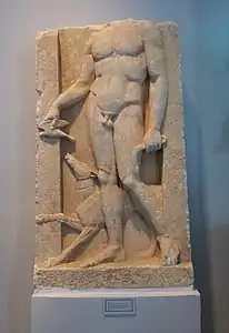 Una estela funeraria.