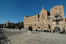 imagen del real santuario san José de la Montaña en Barcelona en un día despejado con el cielo azul