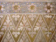 Elementos florales en las paredes.