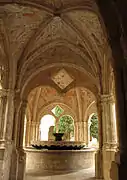 Lavabo en el claustro del monasterio de Poblet (España)