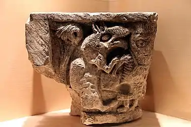 Fragmento de una capital que representa "Avaricia" (siglo 13)