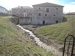 Complejo de edificios. En primer término el arroyo Valimón