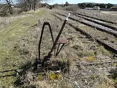 Vías principal y de sobrepaso. En primer plano, palanca de cambio de agujas