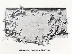 Relieve con la cartela conmemorativa sostenida por la alegoría de la Fama