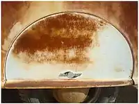 Faldón lateral de la rueda trasera con emblema de estilo art decó exclusivo de esta serie