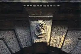 Rústico y piedra clave en un arco de la puerta del palacio Giusti (Verona), en forma de cara