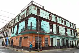 Edificio en la intersección con el jirón Cañete