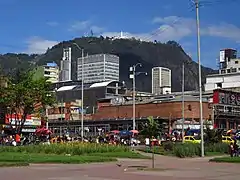 Cerro de Monserrate desde la plaza de Los Mártires