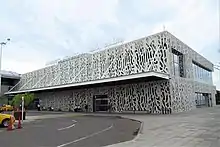 Fachada del Aeropuerto Internacional Simón Bolívar.