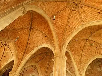 Encima la bóveda más decorada (sudeste), en "bajo" tres bovedas con ocho nervios cada una