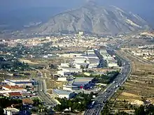 Naves industriales a las afueras de Elda.