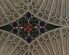 Escudo con los atributos de los santos Pedro y Pablo sobre el altar mayor