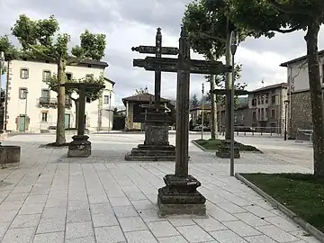 Calvario en la plaza de Ferialeko en Abadiano en Vizcaya en el País Vasco (España).