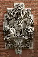 Figuras alegóricas de la Ciencia y las Artes sustentando a la villa de Toulouse. Relieve esculpido en la fachada del Museo de los Agustinos.