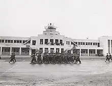 Militares en el aeropuerto durante el gobierno del general Manuel Odría (1949)