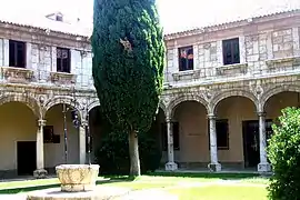 Patio del colegio de San Jerónimo o "Trilingüe", fundado en 1528 (el edificio actual, de Pedro de la Cotera, 1564-1570), se inspiró en una institución similar existente en la Universidad de Lovaina (el Colegio de Busleiden o Collegium Trilingue, fundado bajo los ideales humanísticos de Erasmo.