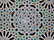 Motivos con estrellas de ocho y dieciséis puntas en azulejos zellige en la Sala del Mexuar en la Alhambra de Granada, España (siglo&nbsp;XIV)