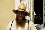 Un hombre amish con sotabarba.