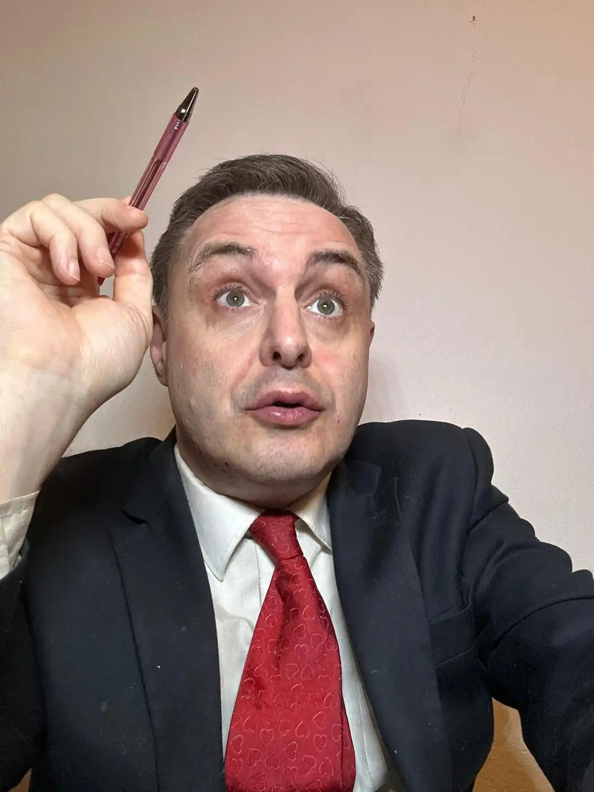 Andrea Diprè durante la presentación de un programa de televisión