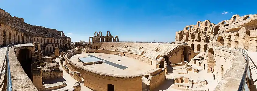 Vista general de la arena. Bajo la parte superior del graderío restaurado se aprecia la entrada al corredor de servicio.