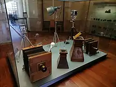 Cámaras fotográficas y ampliadoras de madera.