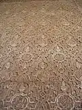 Patrón sebka relleno con otros motivos en la decoración tallada en estuco de la Alhambra de Granada, España (siglo&nbsp;XIV)