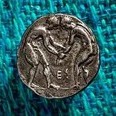 Luchadores en una moneda griega de 400-300 a. C.