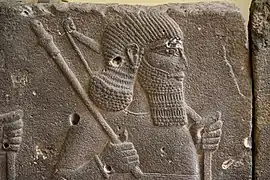 Soldado asirio con maza y arco. Palacio de Tiglath-Pileser III en Hadatu, Siria.