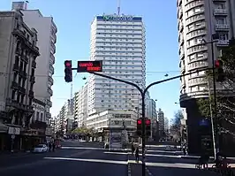 La torre desde la Avenida 18 de Julio