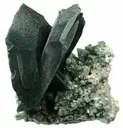 Cristales aplanados de axinita formados sobre adularia de los Alpes  Suizos