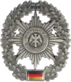 Am Barettabzeichen der Feldjägertruppe