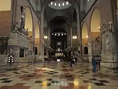 Interior de la basílica