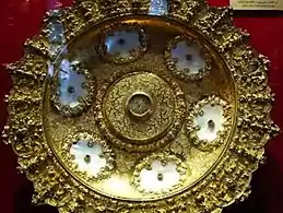 Salvilla enjoyada de madreperlas. En la Armería del Kremlin (Moscú).