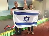 El Obispo Armando Cruzem y su esposa Joy, con la Bandera de Israel, el 12 de mayo de 2016.