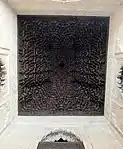 Bóveda rectangular de mocárabe tallada en madera de cedro en la Madrasa de Bou Inania en Fez, Marruecos (mediados del siglo&nbsp;XIV)